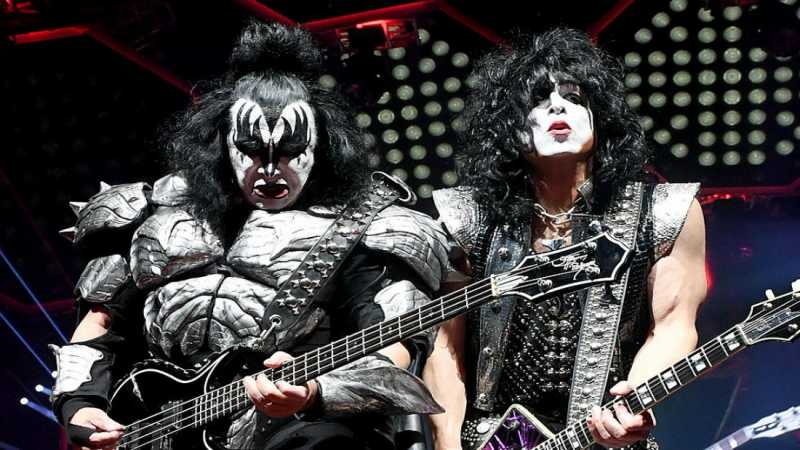 Kiss: &Tau;&alpha;&iota;&nu;ί&alpha;-&Beta;&iota;&omicron;&gamma;&rho;&alpha;&phi;ί&alpha;