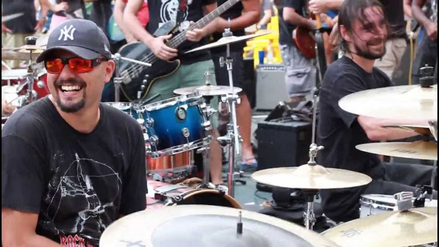 &Epsilon;&kappa;&alpha;&tau;ό &mu;&omicron;&upsilon;&sigma;&iota;&kappa;&omicron;ί &pi;&alpha;ί&zeta;&omicron;&upsilon;&nu; AC/DC