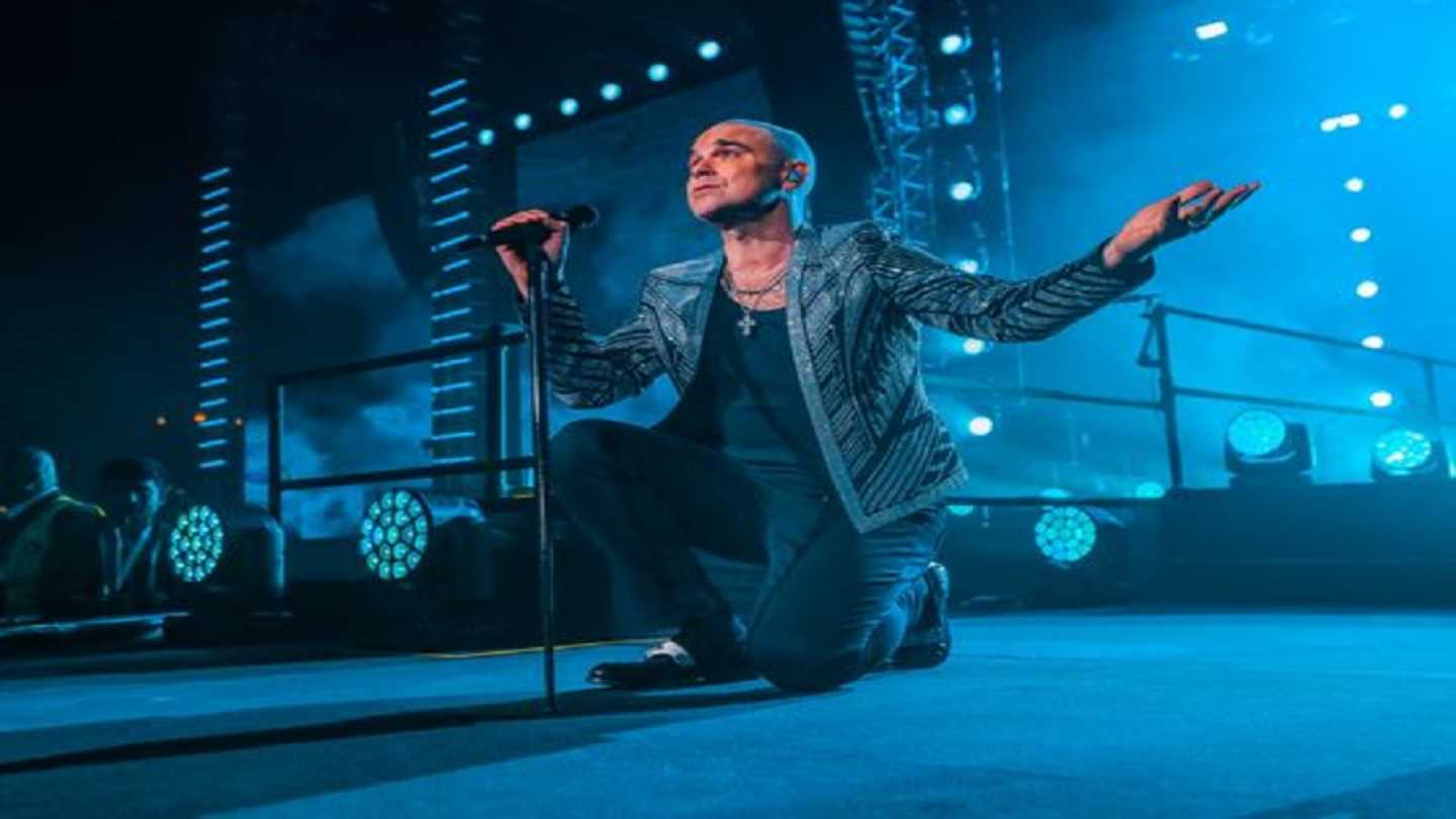 &Omicron; Robbie Williams &tau;&rho;&alpha;&gamma;&omicron;&upsilon;&delta;&iota;&sigma;&tau;ή&sigmaf; &tau;&omega;&nu; Queen