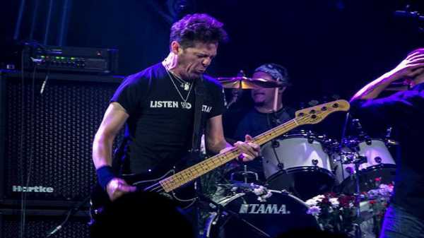 &Tau;έ&lambda;&omicron;&sigmaf; &tau;&omicron; headbanging &gamma;&iota;&alpha; &tau;&omicron;&nu; Jason Newsted