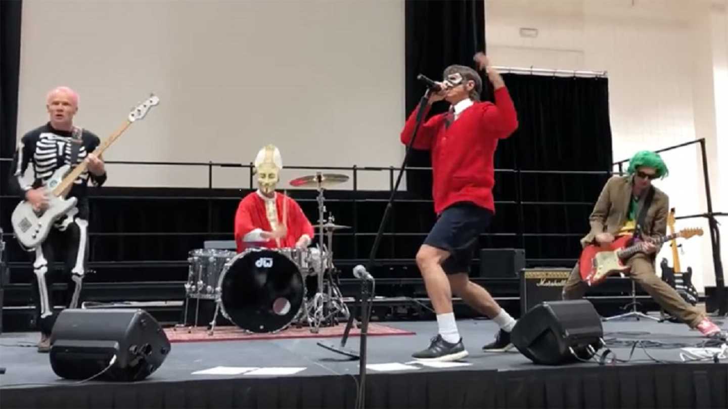 Red Hot Chili Peppers έ&kappa;&pi;&lambda;&eta;&xi;&eta; &sigma;&epsilon; &sigma;&chi;&omicron;&lambda;&epsilon;ί&omicron;