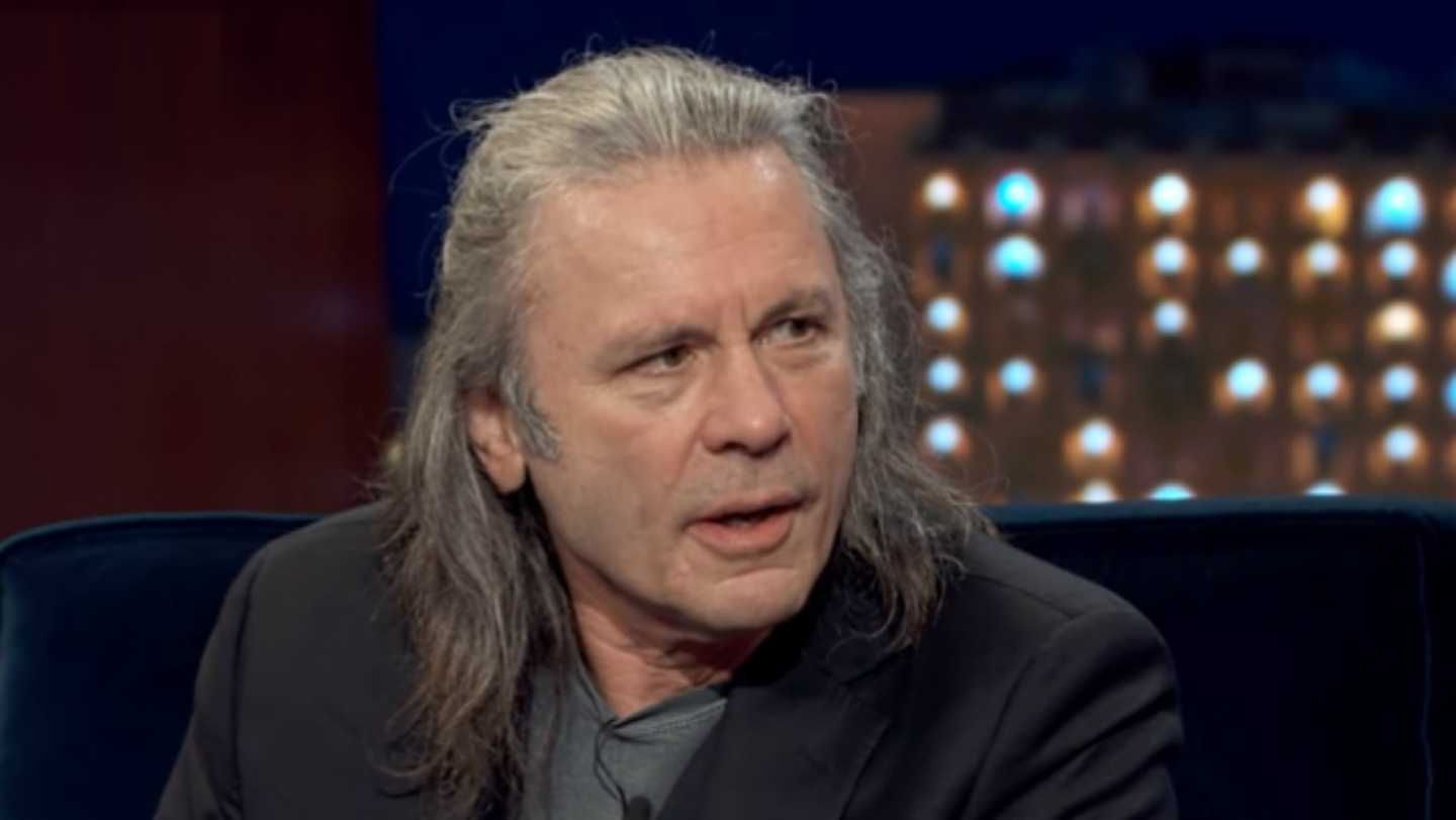 &Gamma;&iota;&alpha;&tau;ί &omicron; Bruce &mu;&alpha;&kappa;&rho;&alpha;ί&nu;&epsilon;&iota; &tau;&alpha; &mu;&alpha;&lambda;&lambda;&iota;ά &tau;&omicron;&upsilon;?