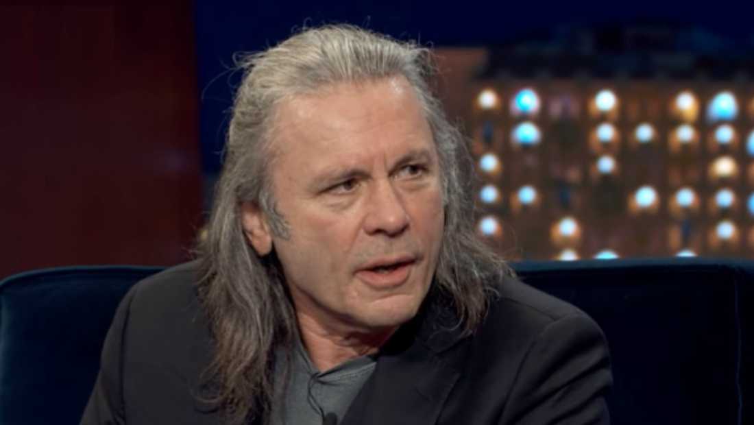 &Gamma;&iota;&alpha;&tau;ί &omicron; Bruce &mu;&alpha;&kappa;&rho;&alpha;ί&nu;&epsilon;&iota; &tau;&alpha; &mu;&alpha;&lambda;&lambda;&iota;ά &tau;&omicron;&upsilon;?