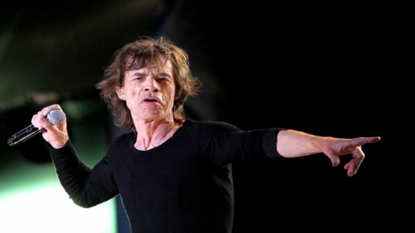 &Omicron; Mick Jagger &epsilon;&pi;έ&sigma;&tau;&rho;&epsilon;&psi;&epsilon; &sigma;&tau;&eta;&nu; &sigma;&kappa;&eta;&nu;ή