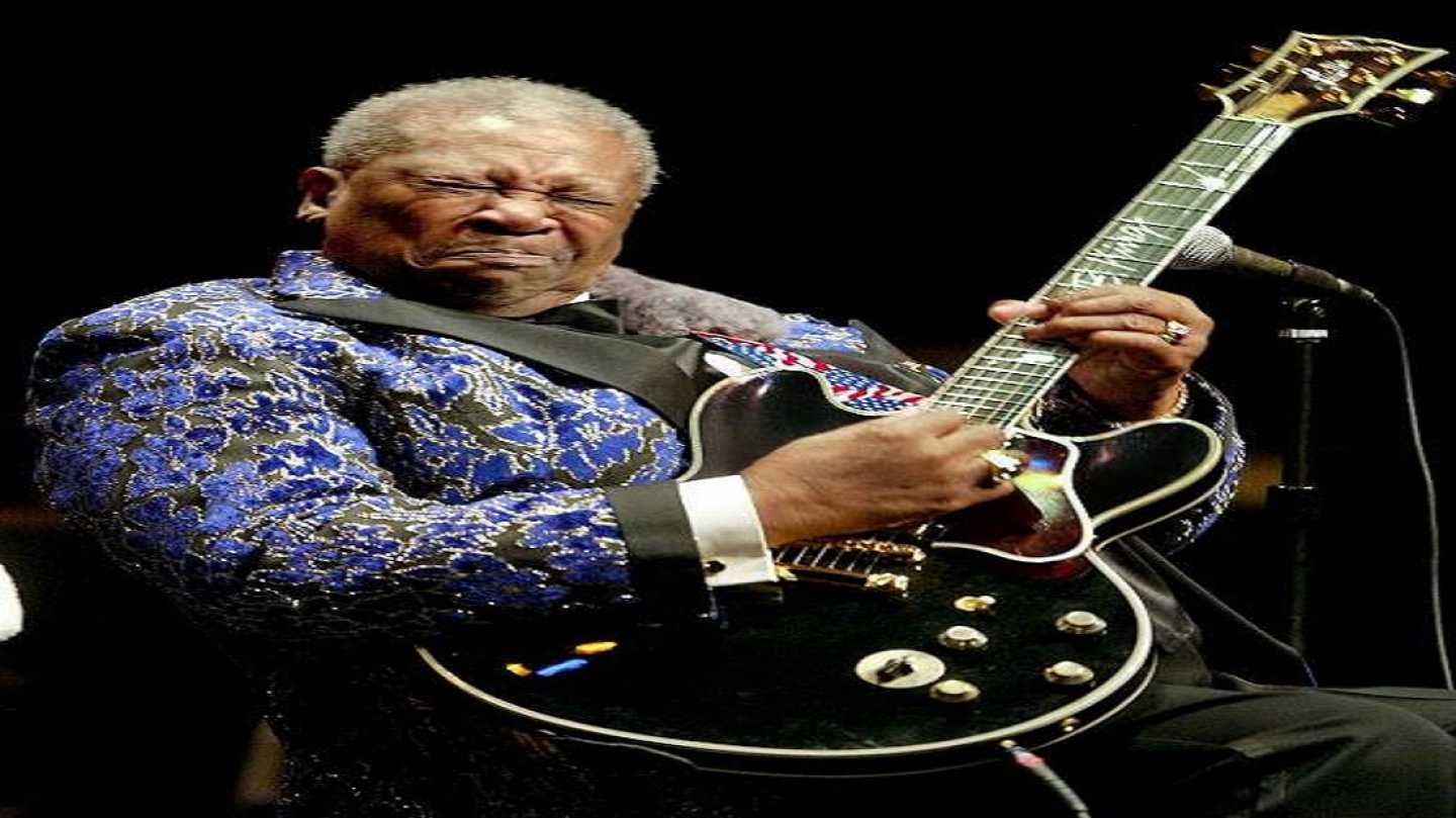 &Gamma;&iota;&alpha;&tau;ί &omicron; B.B. King &omicron;&nu;ό&mu;&alpha;&sigma;&epsilon; &tau;&eta;&nu; &kappa;&iota;&theta;ά&rho;&alpha; &tau;&omicron;&upsilon; Lucille